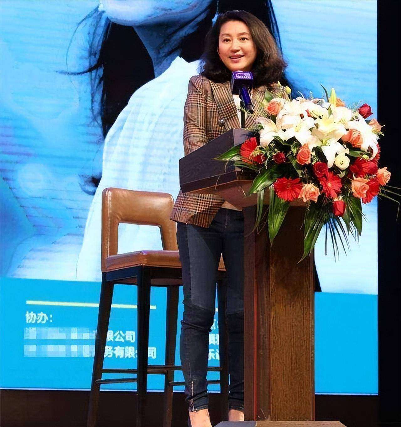 57岁王小丫近照认不出：满脸皱纹似老太，曾因工作太拼患尿毒症