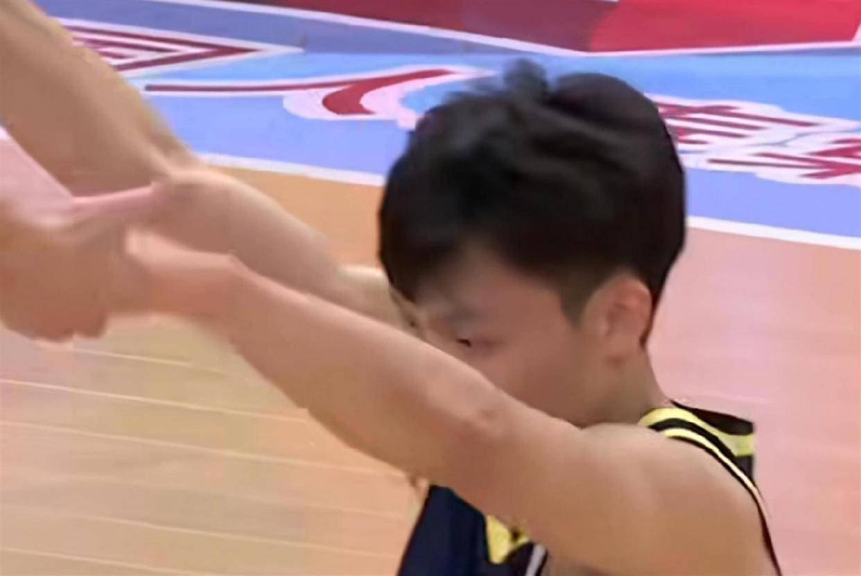 已经杠上！诺威尔连续2次欺负徐杰推倒+夹臂广东后卫霸气还击欧洲篮球联赛中文网__赛程比分+球队资讯+盘口分析