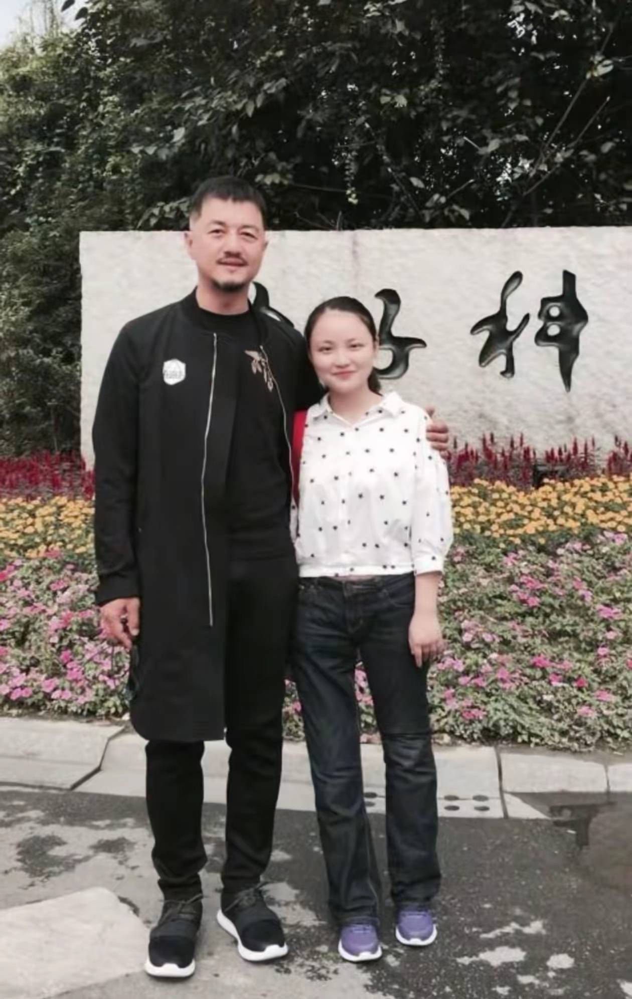 李亚鹏“第四个女儿“曝光!藏了17年的汶川女孩, 逆袭成985学霸