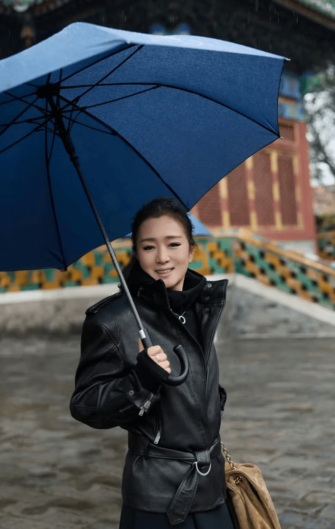 巩俐陪马克龙夫妇吃烤鸭!穿黑衣扎丸子头气场强,没戴华丽首饰很低调,曾多次跟随马克龙访华