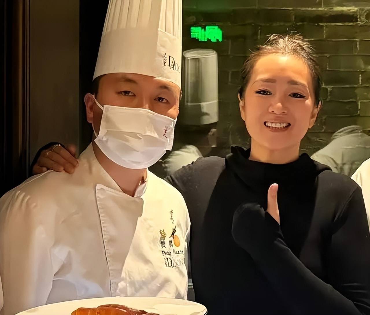 巩俐陪马克龙夫妇吃烤鸭!穿黑衣扎丸子头气场强,没戴华丽首饰很低调,曾多次跟随马克龙访华