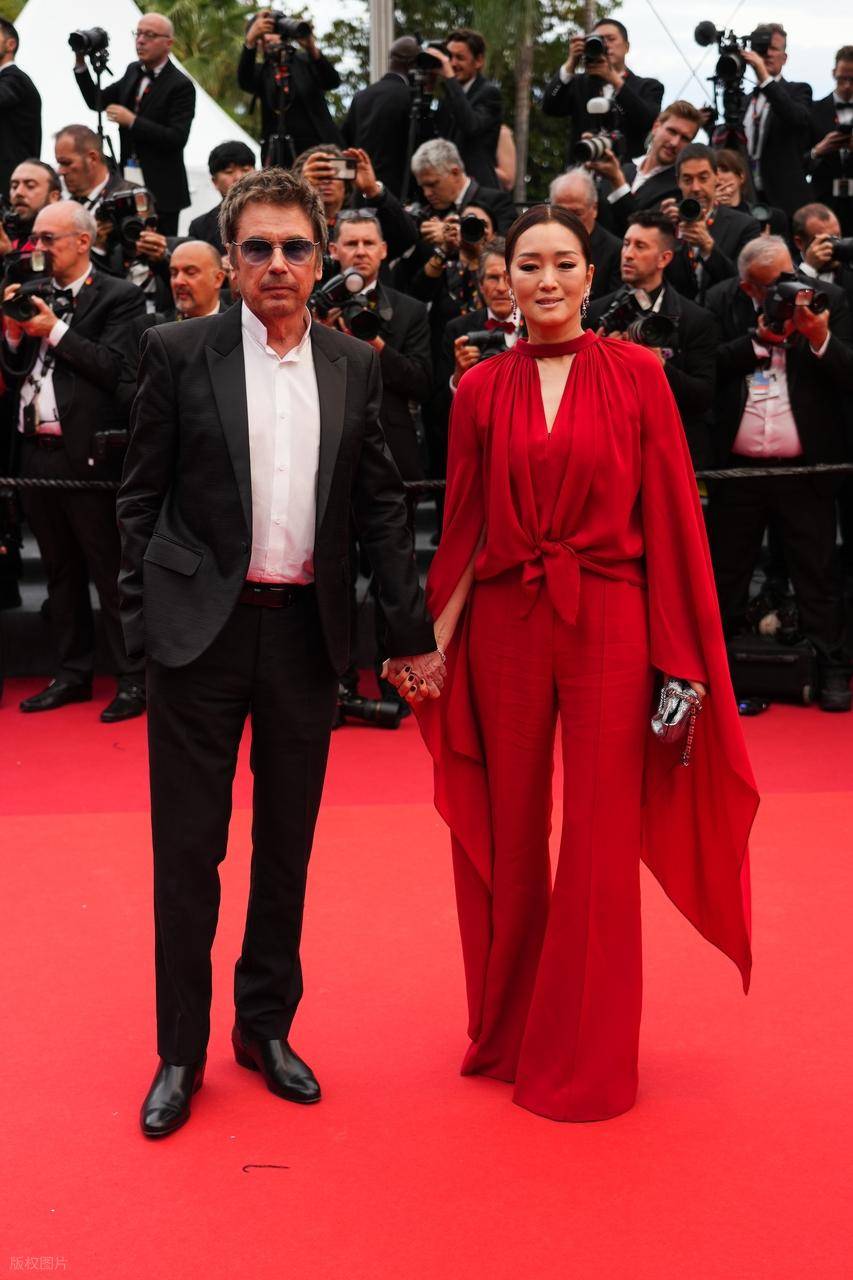 巩俐陪马克龙夫妇吃烤鸭，穿黑衣扎丸子头气场强，快六十岁还很美