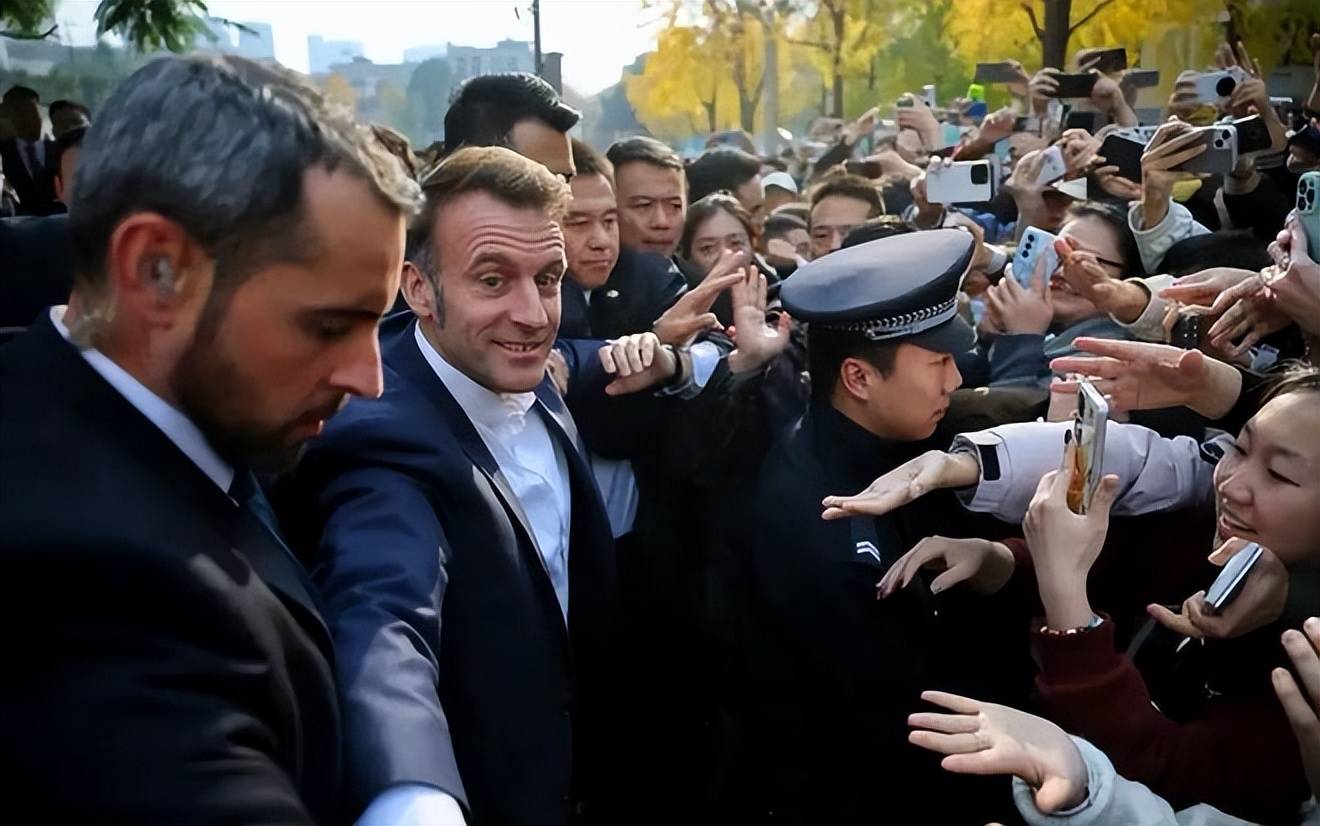 巩俐陪马克龙夫妇吃烤鸭!穿黑衣扎丸子头气场强,没戴华丽首饰很低调,曾多次跟随马克龙访华