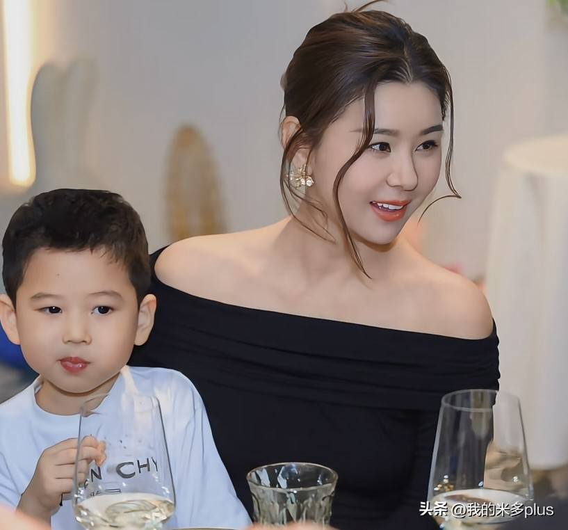 王雷小儿子4岁生日，李小萌露肩装女人味十足，弟弟比哥哥颜值高