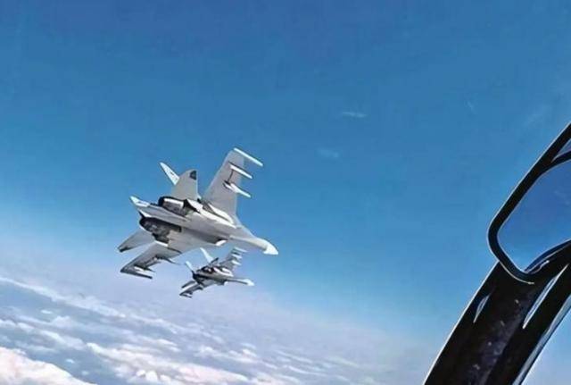 百米内,中外军机缠斗20分钟!八国战机轮番逼近,我飞行员一言震敌
