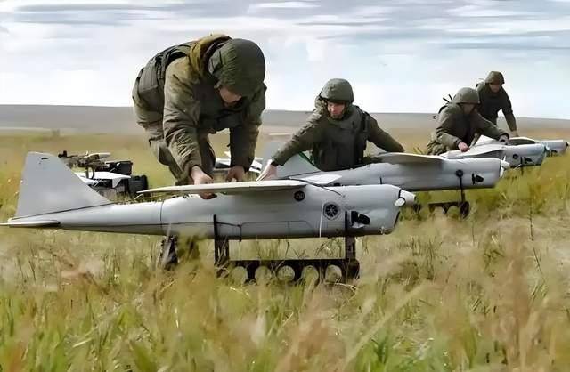 美军放弃高端路线，砸钱狂造30万架自杀无人机，目标直指东大