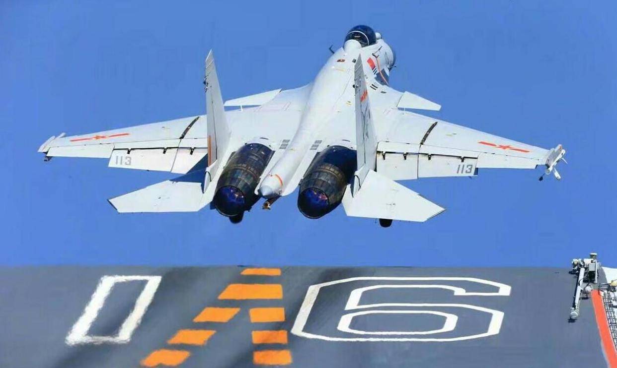 日本战机在辽宁舰附近盘旋，歼15出击雷达锁定，日防长却倒打一耙
