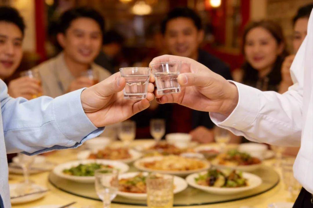 茅台顶不住了,五粮液利润暴跌65%