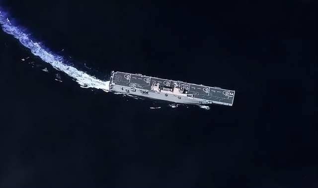 甲板细节清晰可见，美国卫星拍到中国南海大杀器，澳菲只能干着急