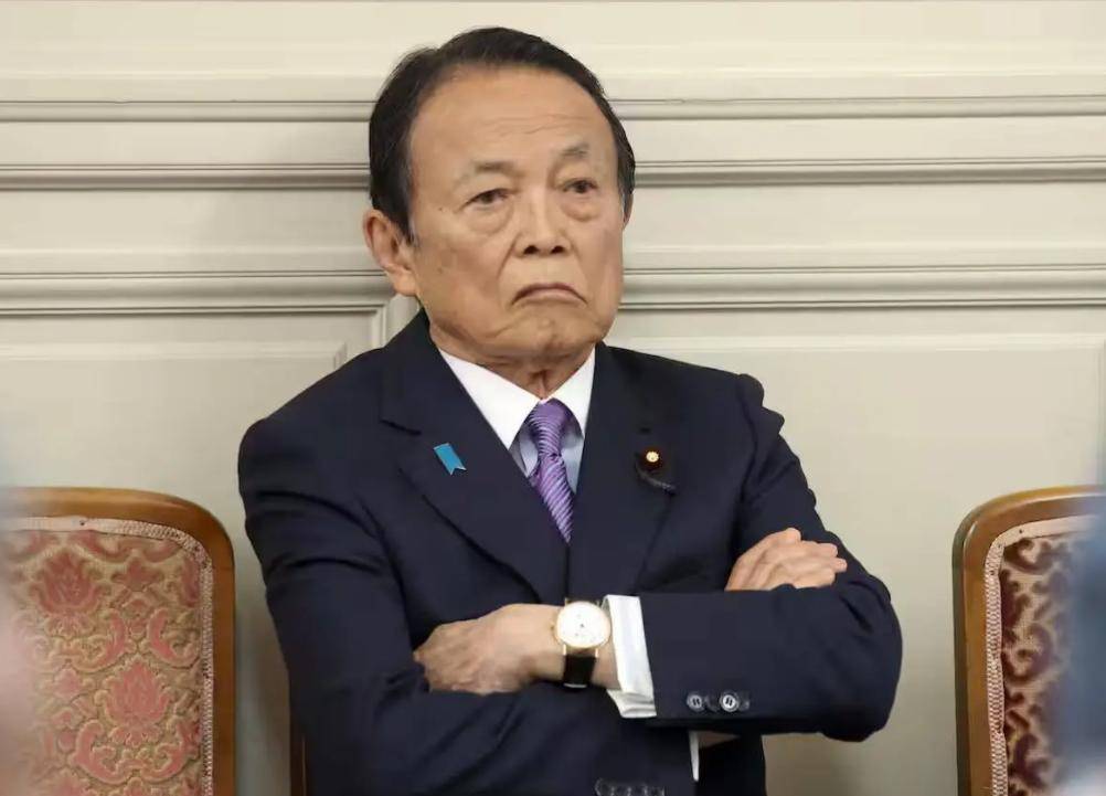 中美日航母齐聚西太!中方喊话日本“影子首相”麻生太郎,高市早苗玩火自焚倒计时
