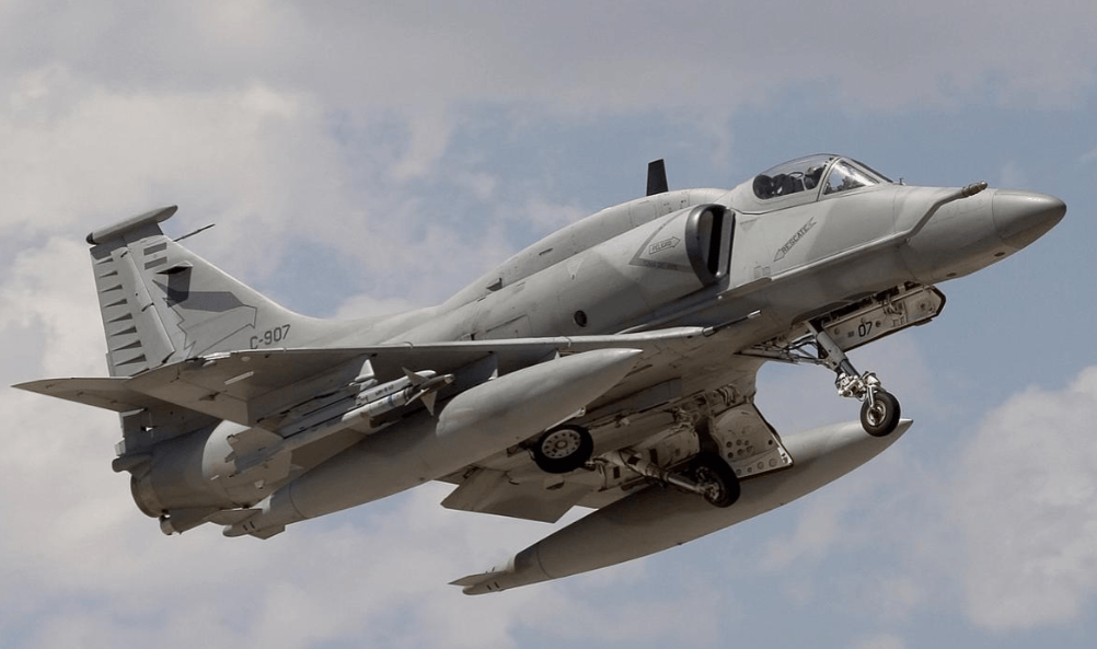 放弃枭龙后,阿根廷迎来首批F16!价格之低,让人难以想象