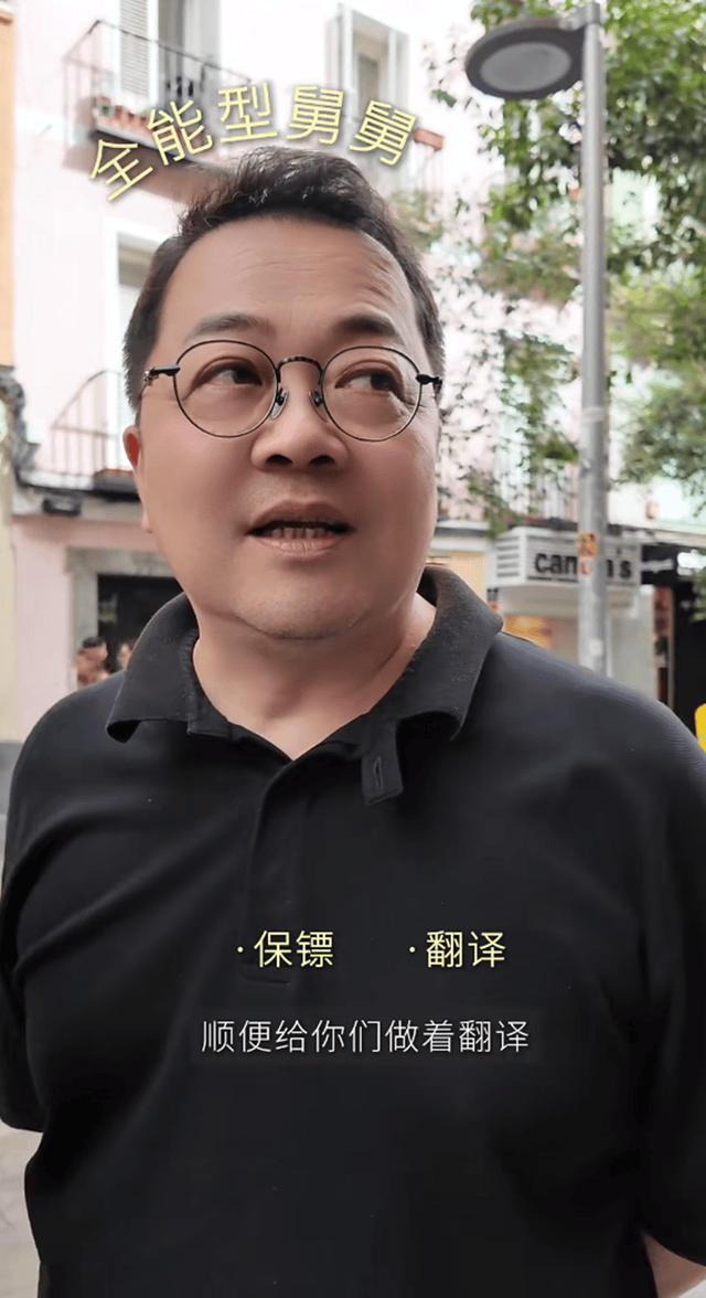 梅婷一家6口国外度假，亲哥露面在大学当老师，嫂子比梅婷还年轻