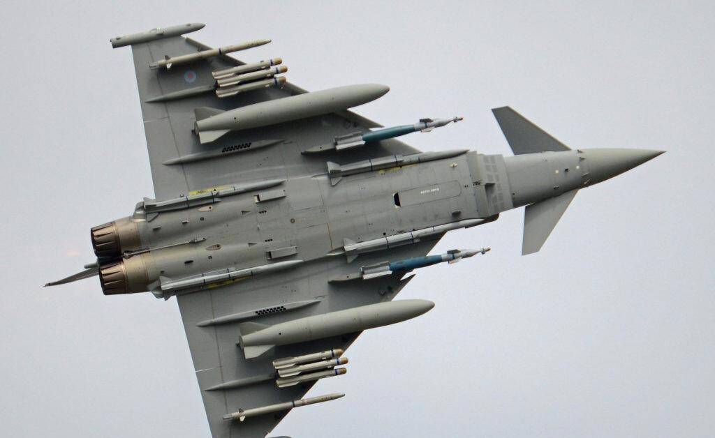 歼10物美价廉,又有“5.7空战”大胜,孟加拉为何买了“台风”?