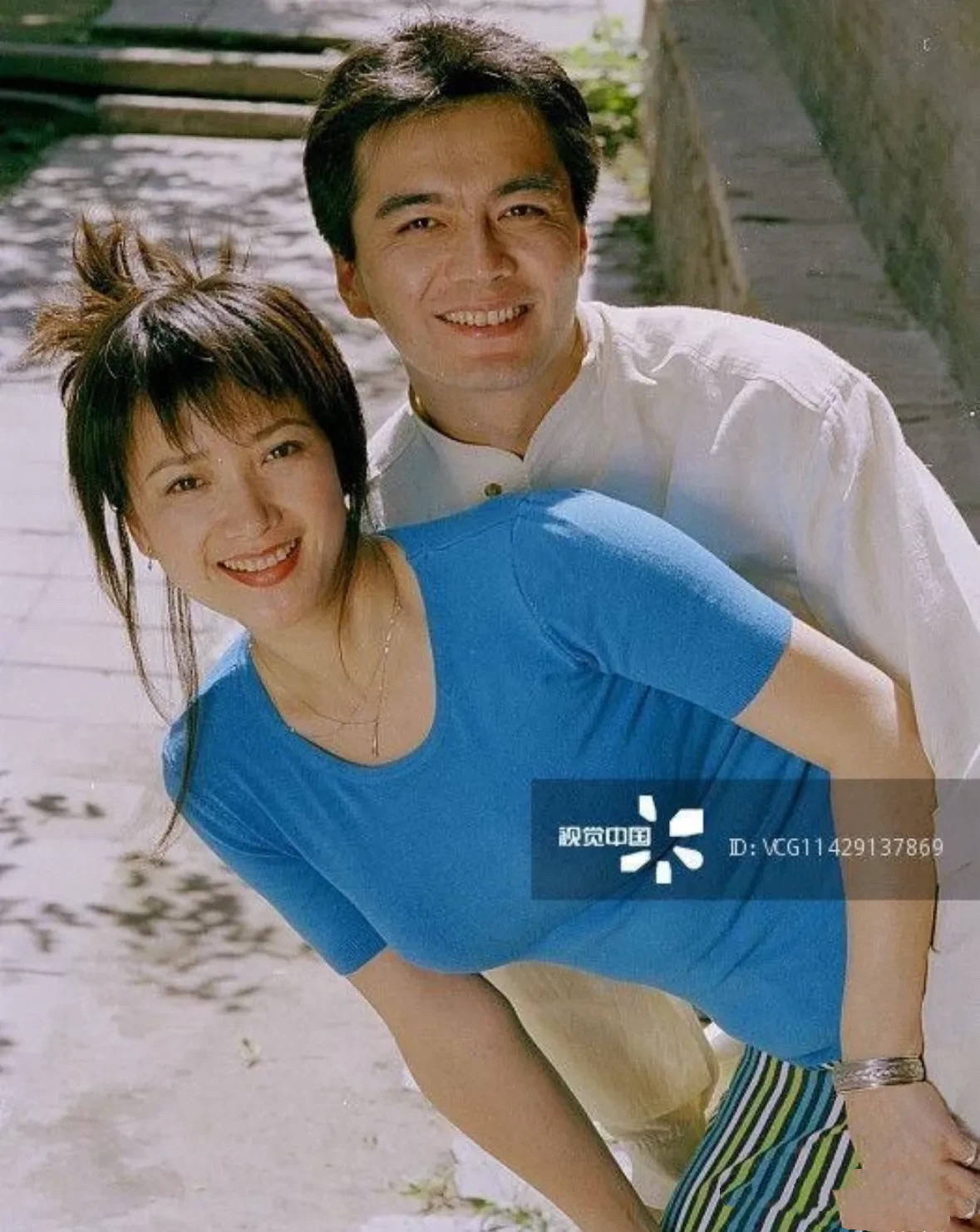 何晴葬礼“黑衣男”是谁?许亚军穿一身白衣,在美国陪幺儿吃中餐