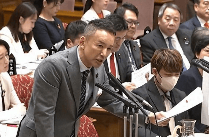 王毅警告话音刚落,特朗普给日本送上“厚礼”,高市惊觉不对劲