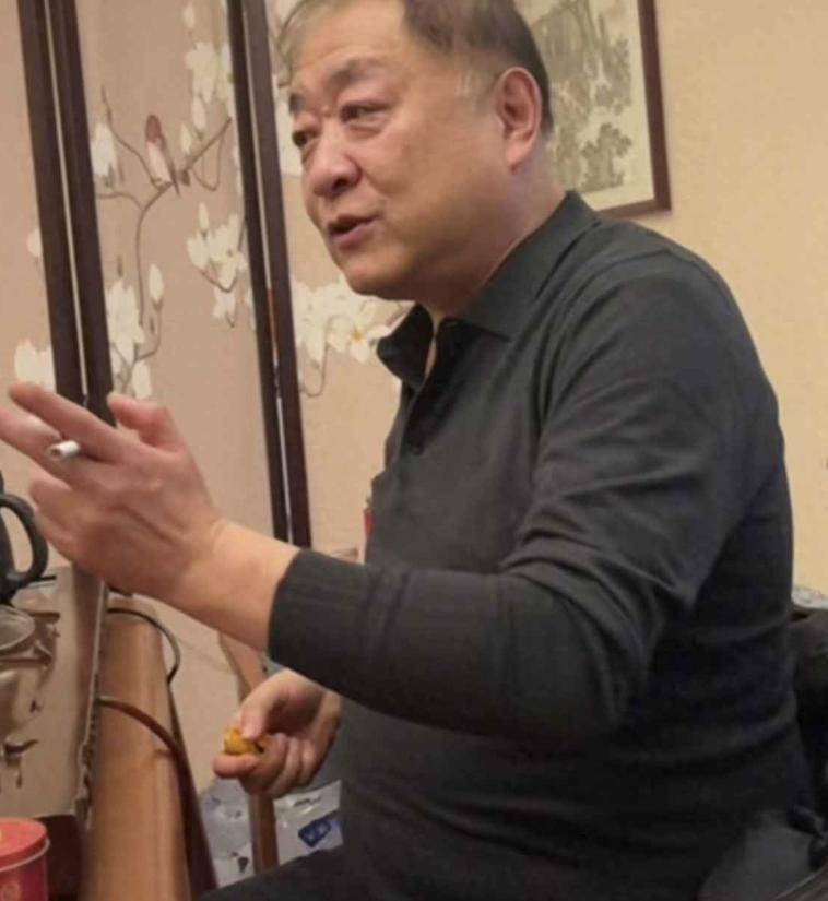 63岁刘斌在北京聚会烟不离手，63岁丛珊也出镜，依然很优雅