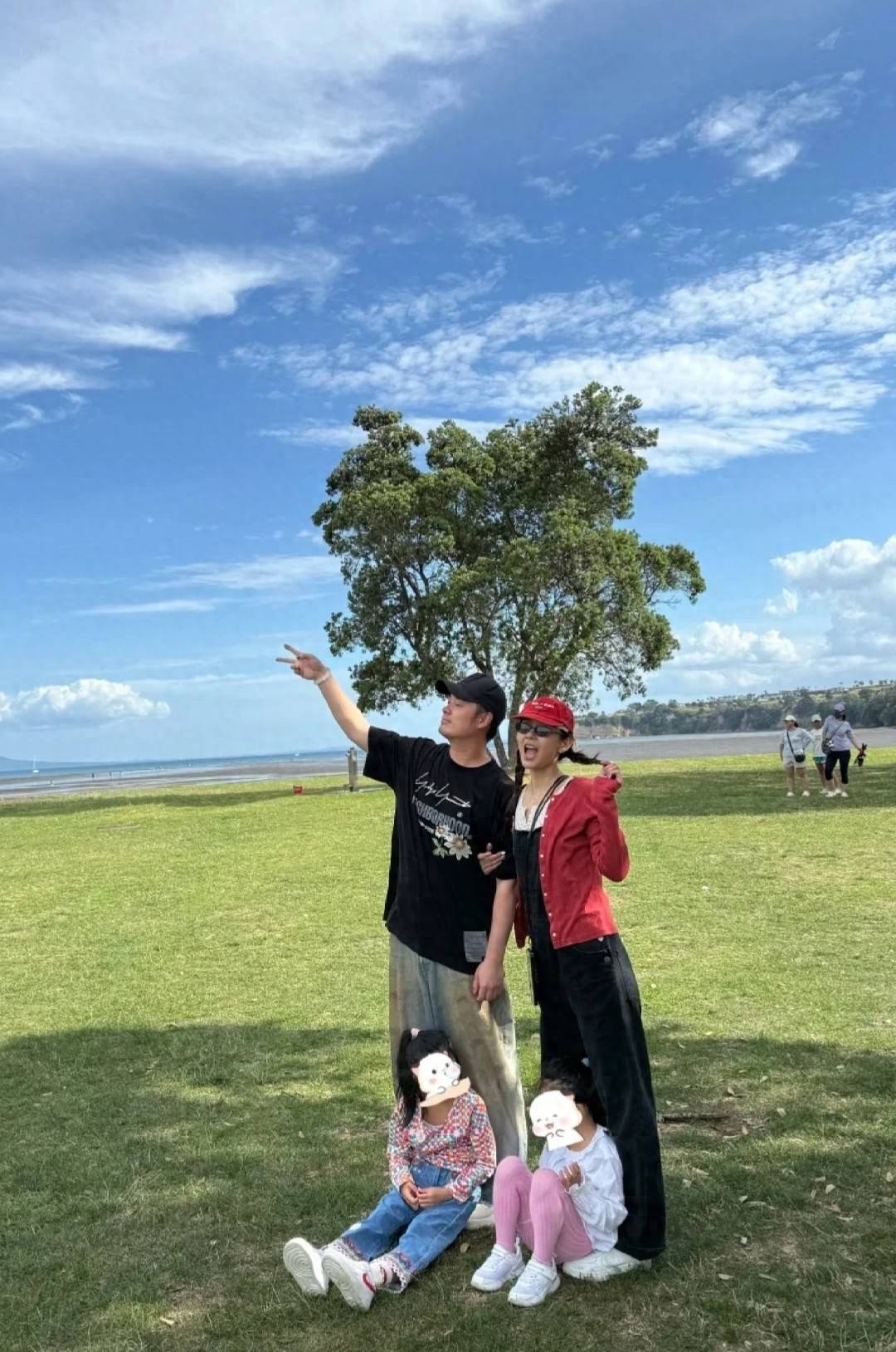 陈赫带俩女儿游迪士尼，老婆张子萱41岁还扮少女，牵陈赫手撒娇