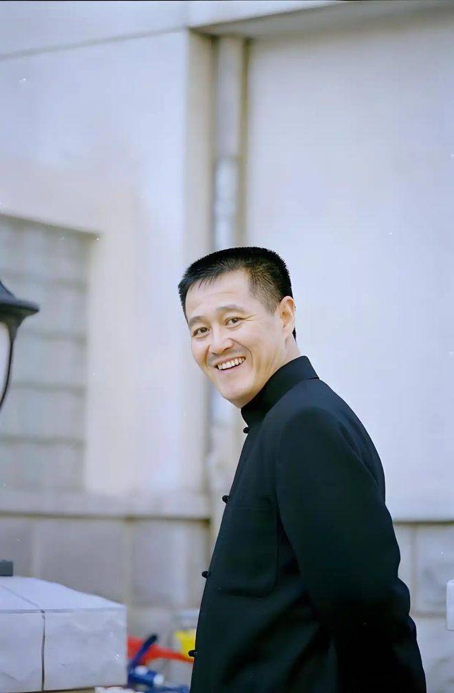 68岁赵本山近况:卖房卖飞机救女儿,身价百亿救不了女儿的心病