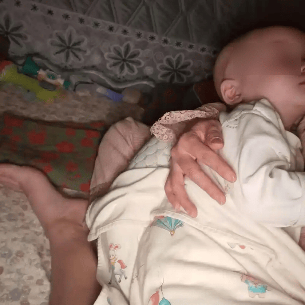 宝宝几个月开始长牙齿才是正常?几个信号要记牢,帮娃缓解不适