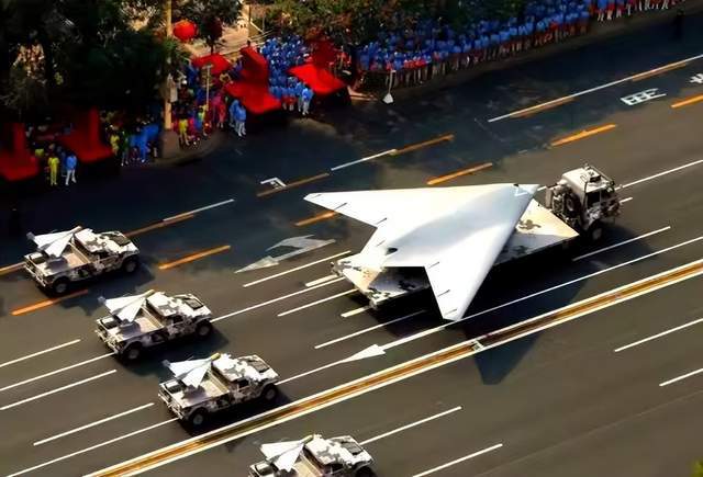 官宣歼-20S能对地攻击、反舰和电子战、它的“肚子”够大吗?