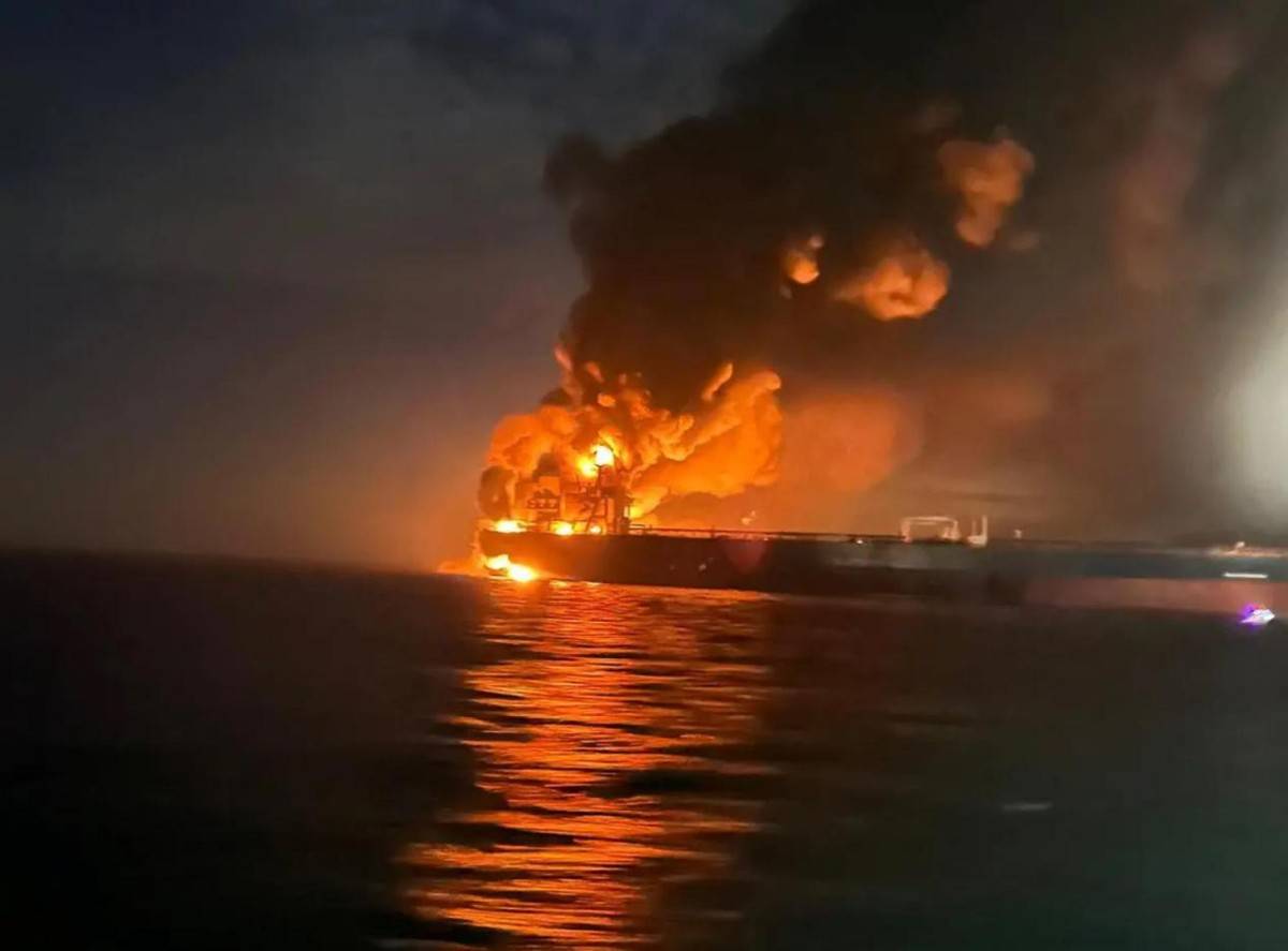 乌军跑到2000公里外，摧毁俄罗斯11万吨油轮，俄乌“油轮战”全面升级！