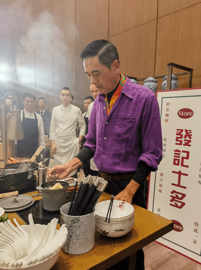 周润发有情有义，宴请百位底层同事，他已经吃不下多少东西