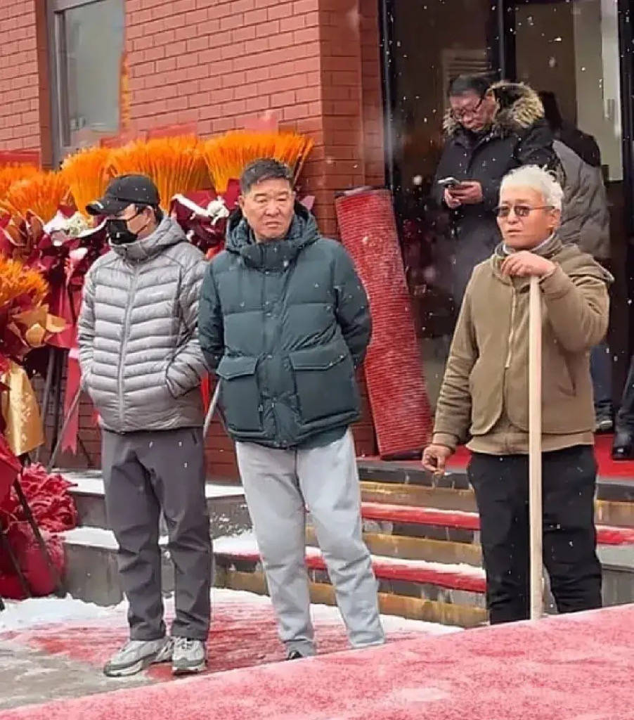 59岁邹德江好落魄，顶着大雪给小饭店站台，曾把赵本山徒弟赶下台