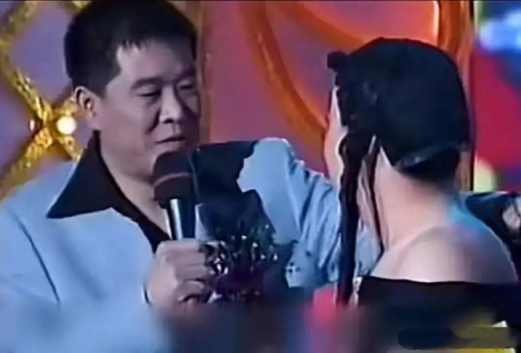 59岁邹德江好落魄，顶着大雪给小饭店站台，曾把赵本山徒弟赶下台