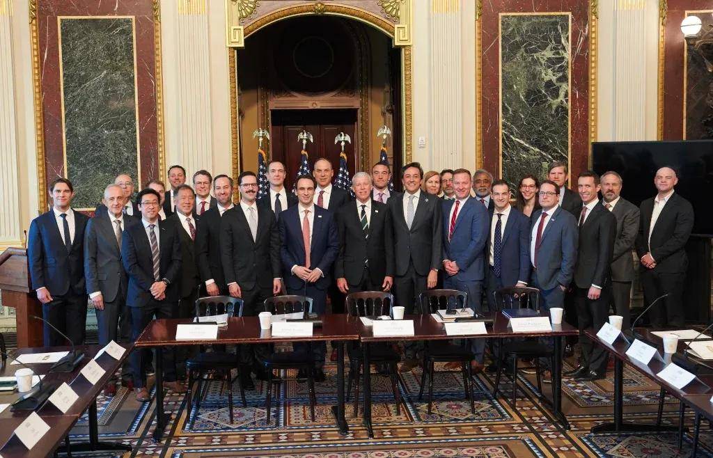 原创             美国“创世纪”决战打响！24科技巨头签下“卖身契”，中国如何应对？