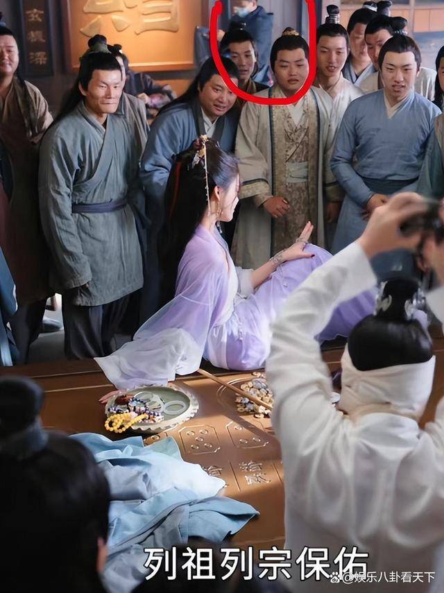 穿内衣就算了，输血管也忍了，那个“戴口罩”的就有点说不过去了