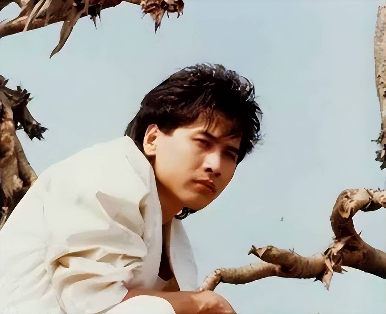 65岁齐秦现状，定居美国，娶小24岁女粉丝为妻，和儿子合照像爷孙