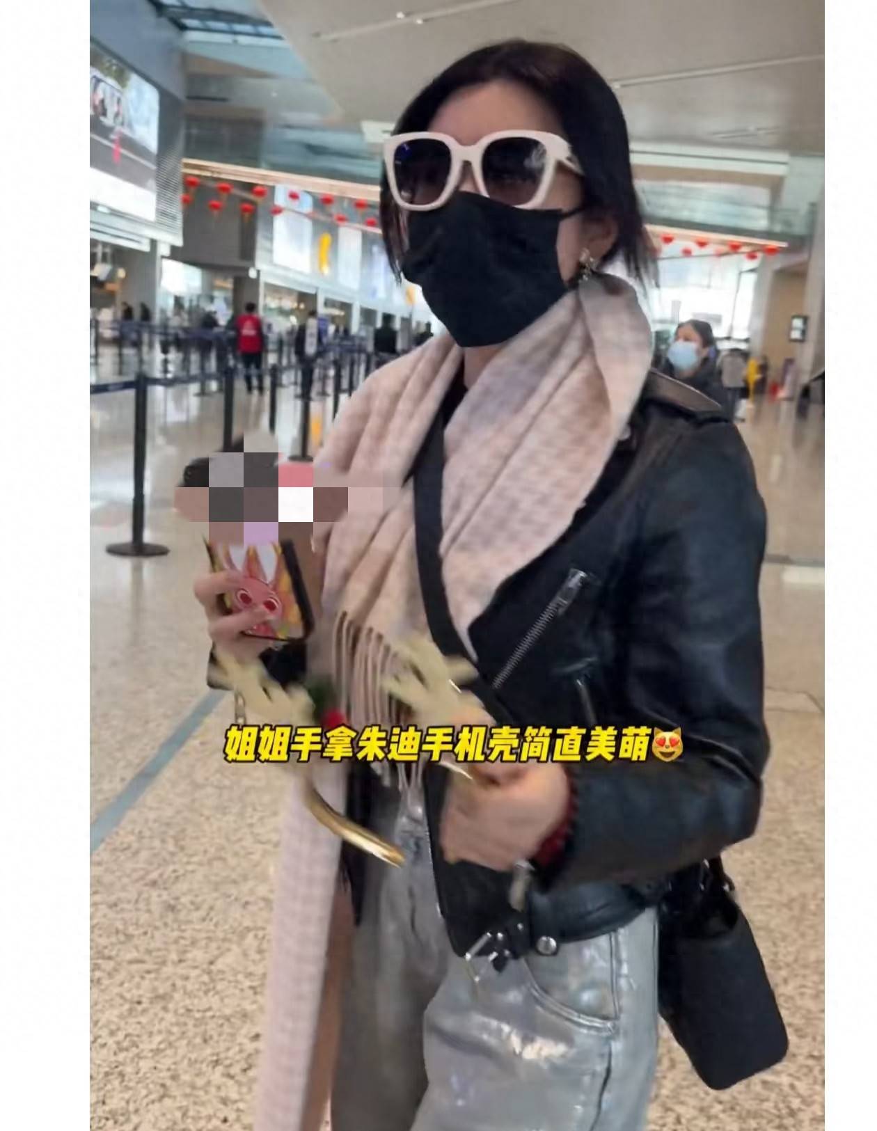 陈妍希圣诞节出发路透，带儿子现身机场，小星星贴心帮妈妈拿信件