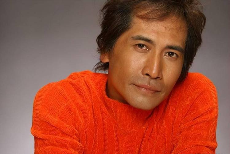 65岁齐秦现状，定居美国，娶小24岁女粉丝为妻，和儿子合照像爷孙