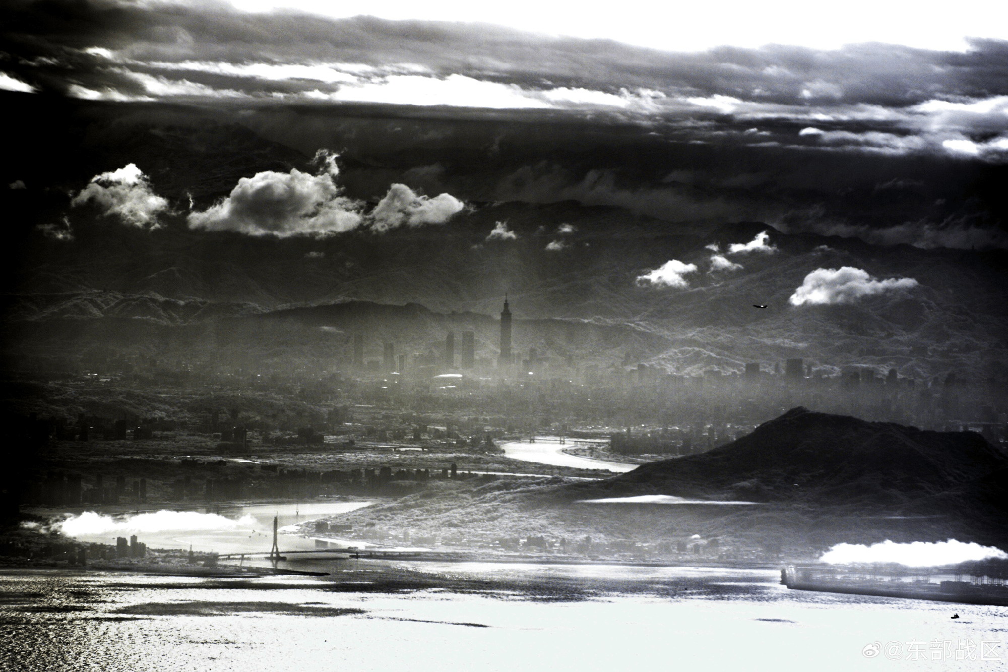 凌晨3点屏东以南发生激烈对峙，052D不顾阻扰，强行压向台护卫舰！