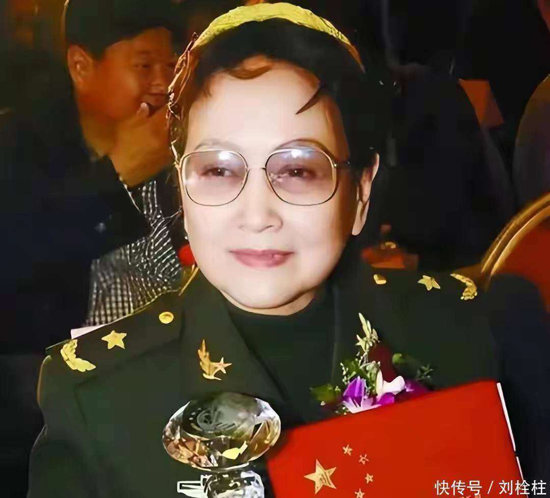 她被称为中国最美女演员，少将军衔，如今90岁活成这样