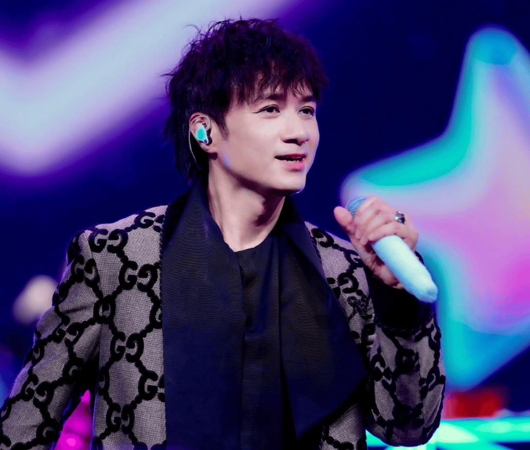 古巨基官宣二胎！妻子57岁高龄产子挑战生育极限，网友质疑代孕