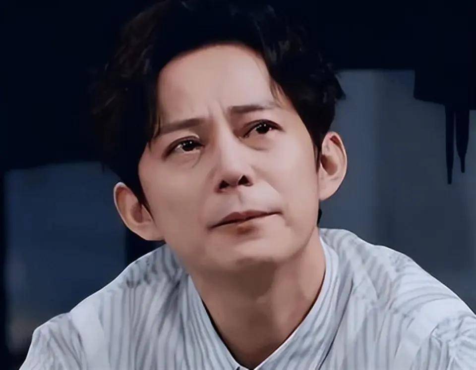 墙倒众人推!人民网怒斥、保姆举报51岁无妻无子的何炅还是崩溃了