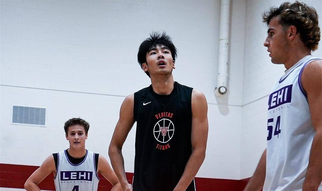 CBA盘口与数据深度__今日CBA盘口分析·大小分策略·球队档案轰25+4！中国男篮18岁2米03新星留美闪耀：获13所名校邀约去哪？