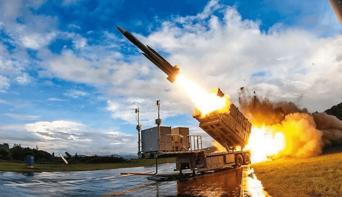 两舰近距对峙，乌鲁木齐舰强硬警告，台军“班超”无还手之力