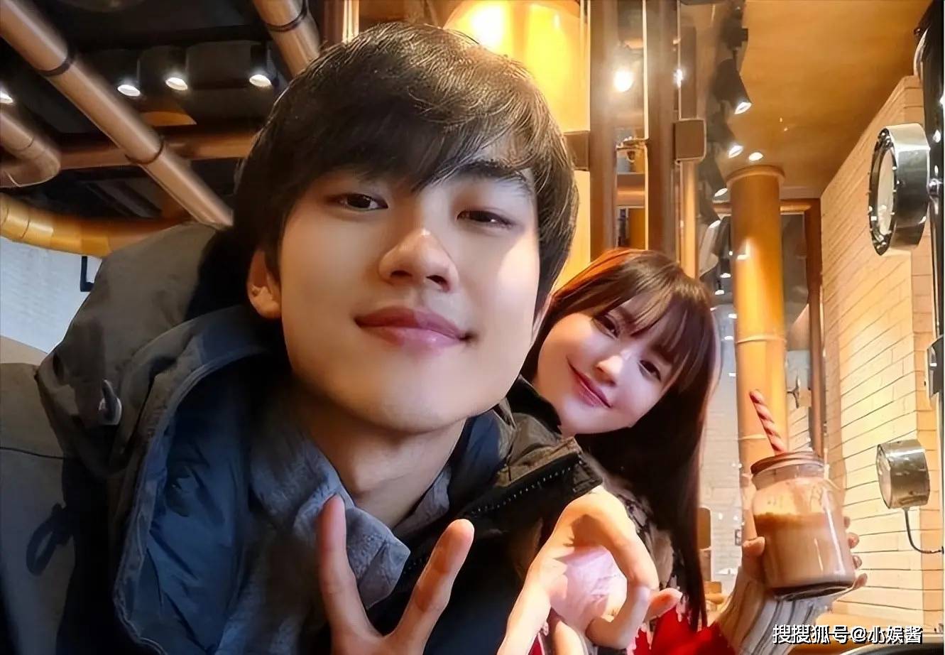 太心酸！42岁知名歌手江苏走穴演出，现场宾客埋头吃席无互动