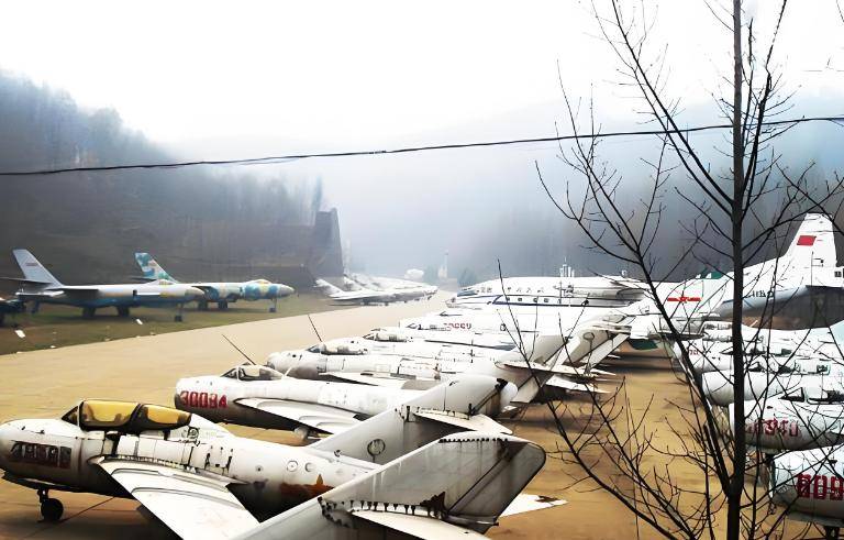 日本卫星偷拍到中国机场：密密麻麻的战机，疑惑道：咋有这么多？