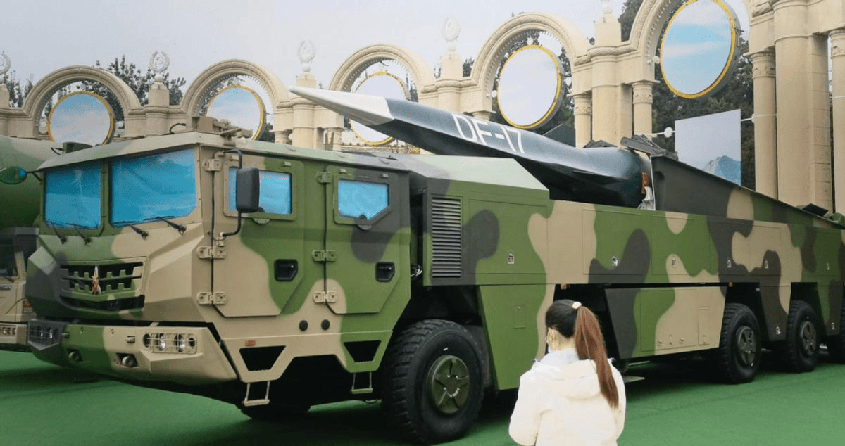 震撼首秀!东风17不藏锋芒,央视首曝竹林起竖实弹画面,台海点穴利器已就位