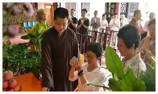 洛桑丹真，敛财2亿，毁掉100个女人，最小的仅16岁，为何有人信他