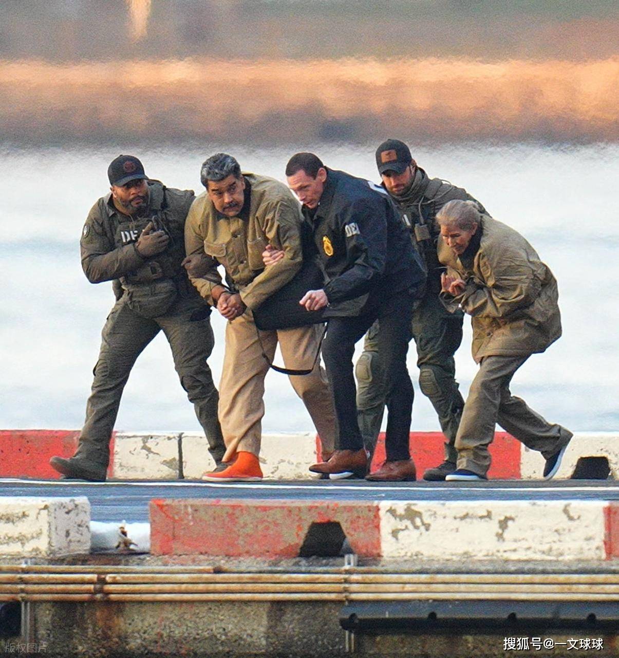 马杜罗身后被一个壮汉摁着头往前推的人不是秘书,而是马杜罗夫人