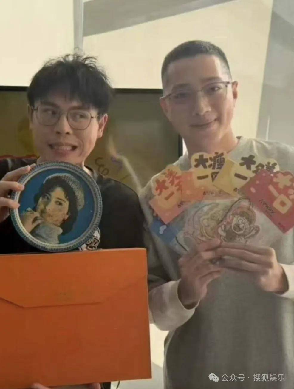 都退居幕后了还要被审判近照状态？他的转型真的还蛮彻底的......