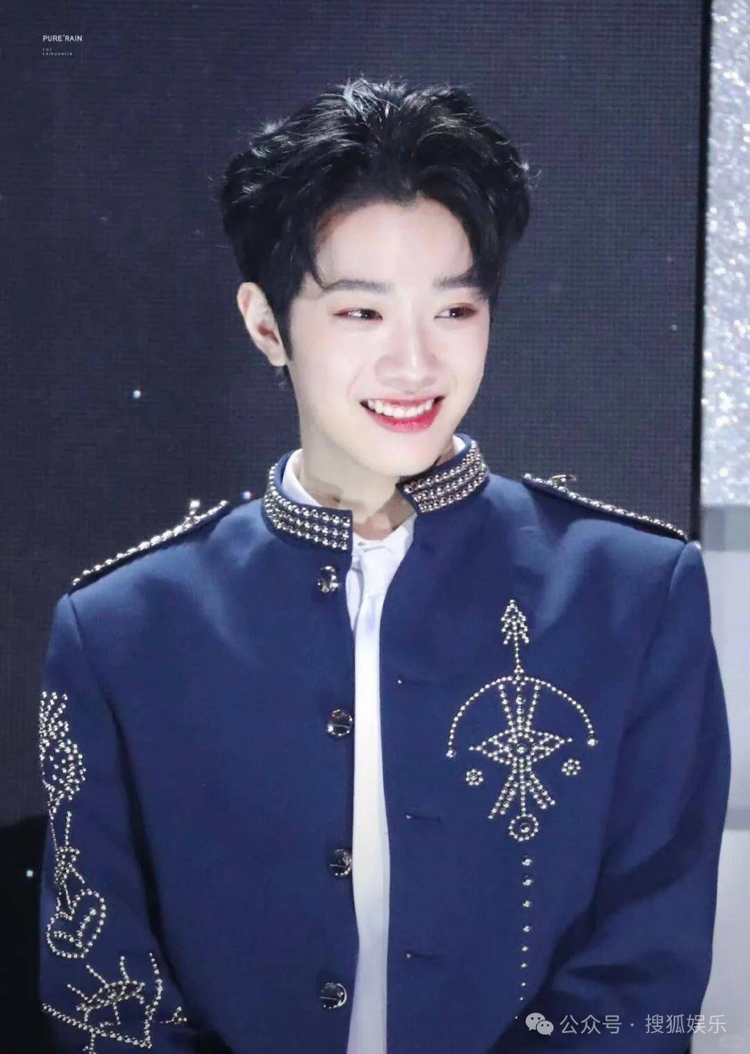 都退居幕后了还要被审判近照状态？他的转型真的还蛮彻底的......