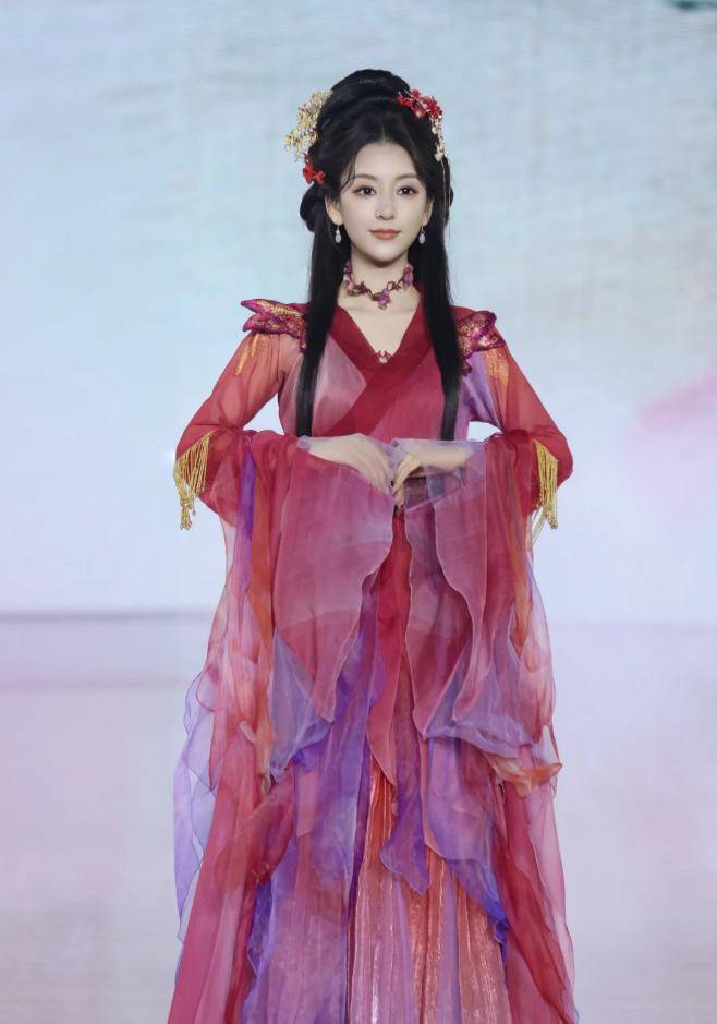 郭富城三胎千金露面,方媛抱娃姿势专业,一个细节暴露其家庭地位