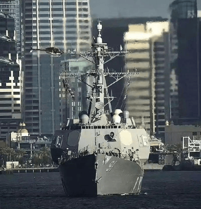 美国”林肯”号悄悄接近黄岩岛，迎面撞上解放军轰6K和苏35，055大驱也在现场