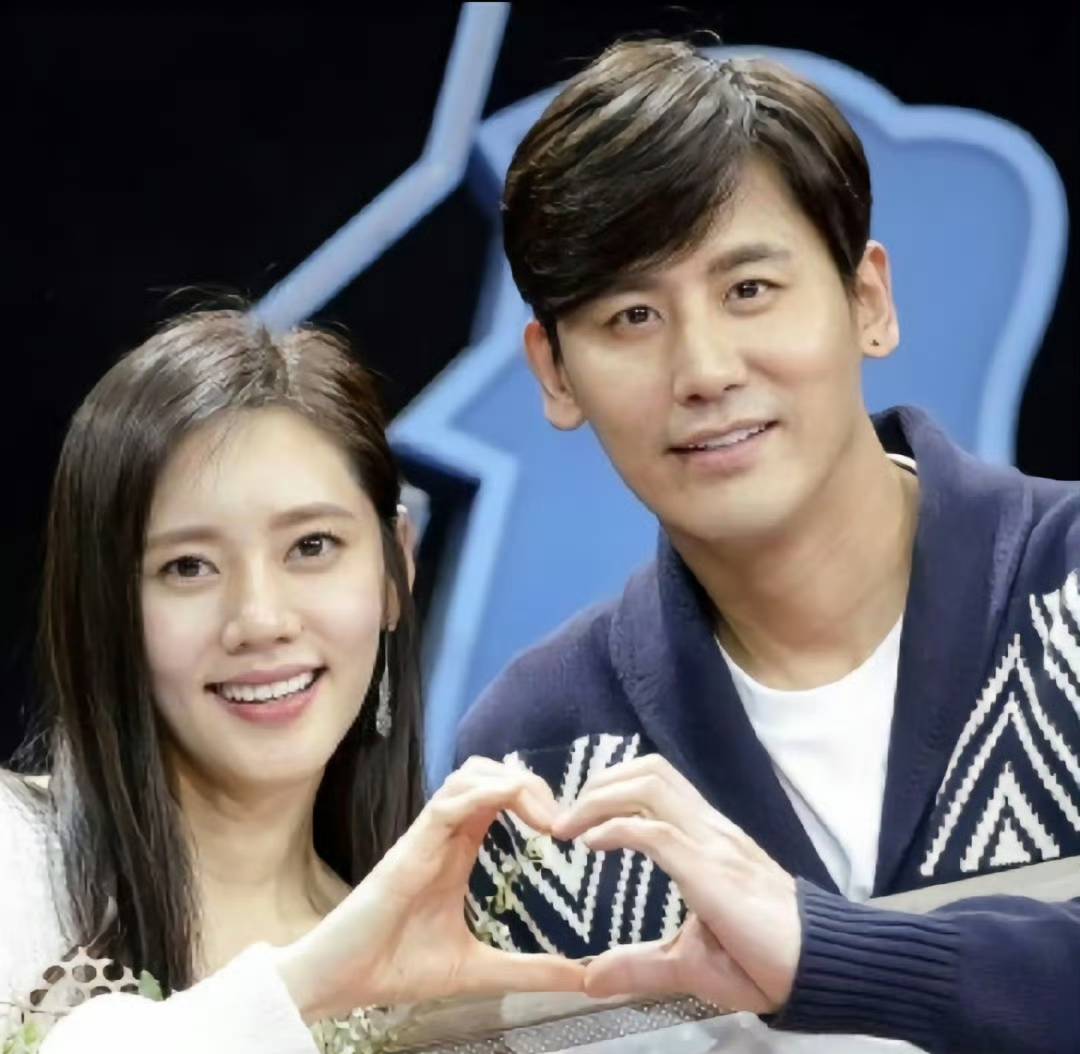 在家是斗不过老婆的“受气包”，出门是韩国总统，李在明夫妇的综艺搞笑名场面，藏着最狠的反转人生