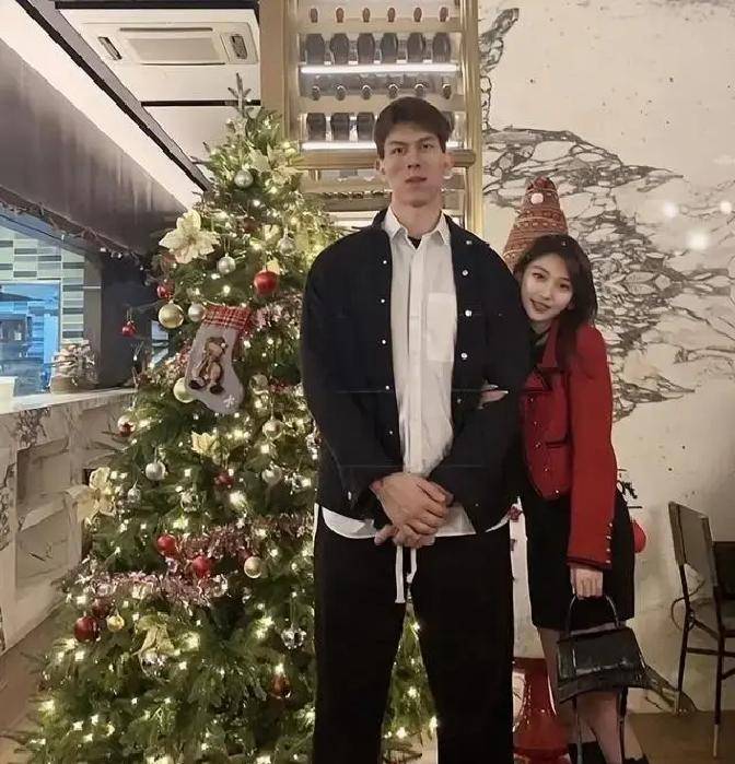 大学巅峰后转型！张鸿NBA职业联赛中文官网__实时赛程比分+球队资讯林投身野球成网红事业家庭双丰收！